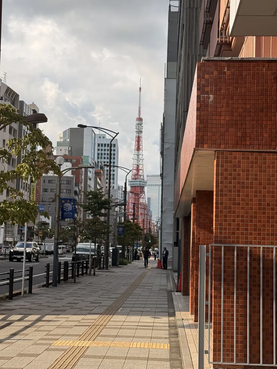 芝の街並みと正面に見える東京タワー
