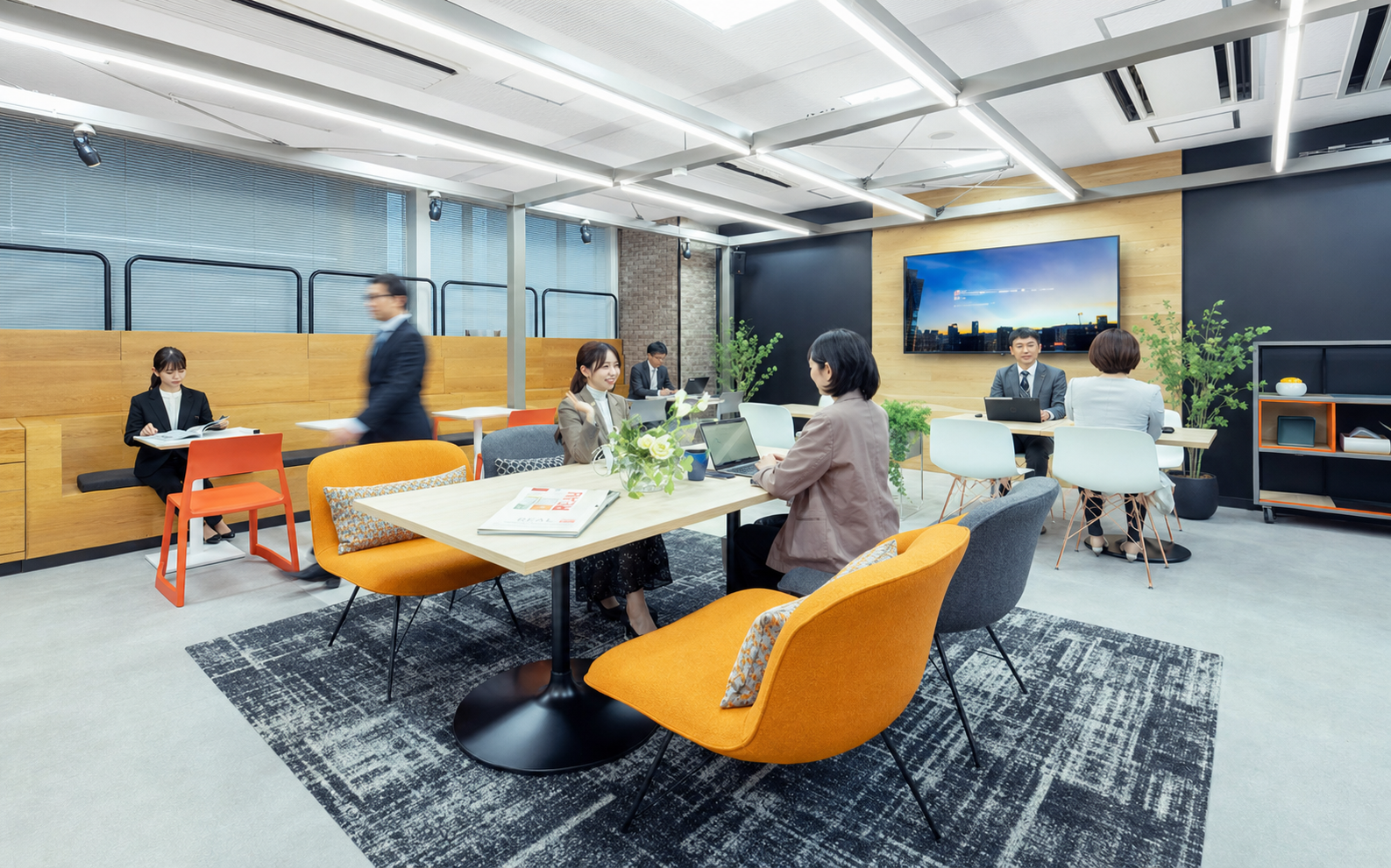 社員が働く開放的なオフィスラウンジ